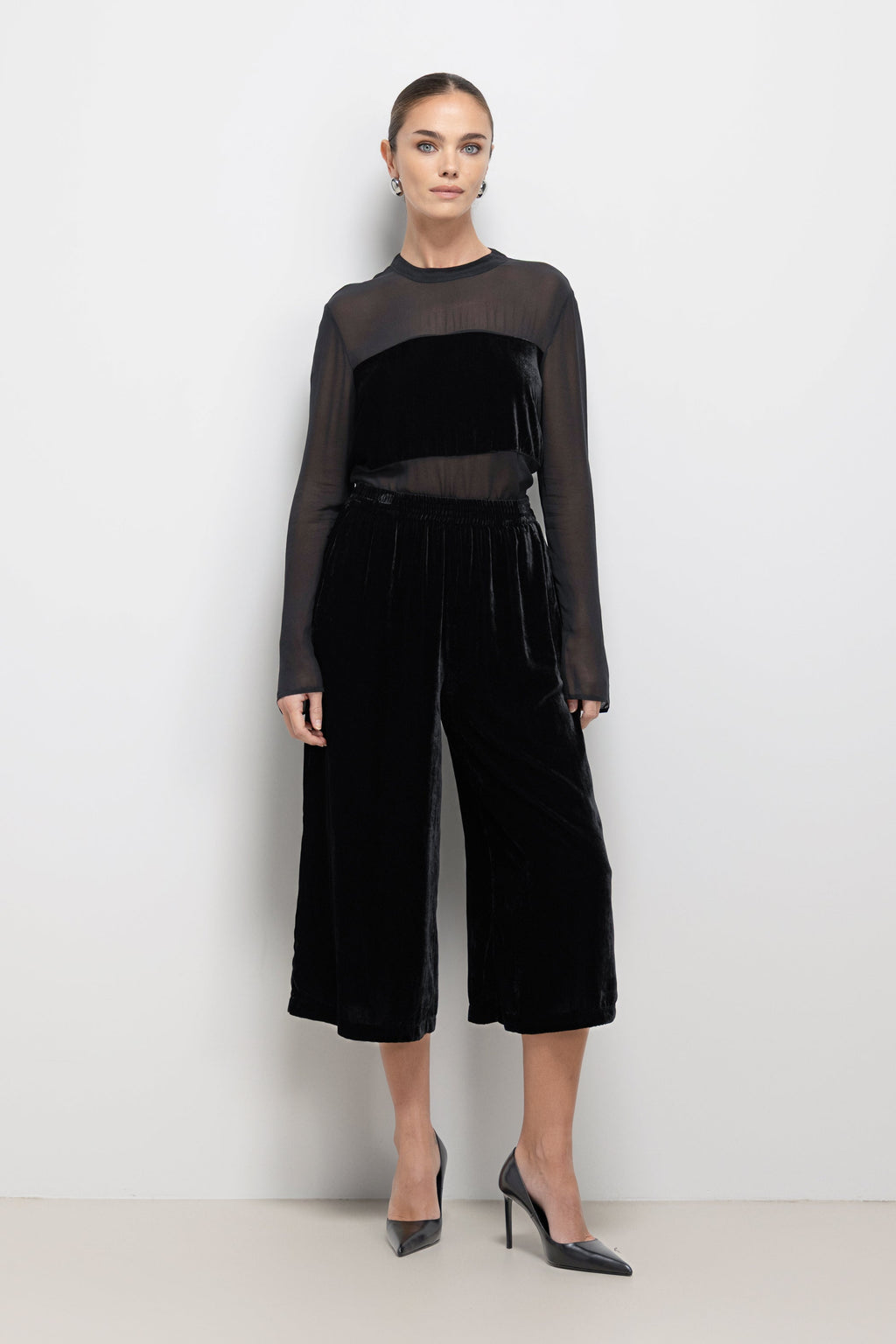 Piper Velvet Elastic Waist Shorts | Black