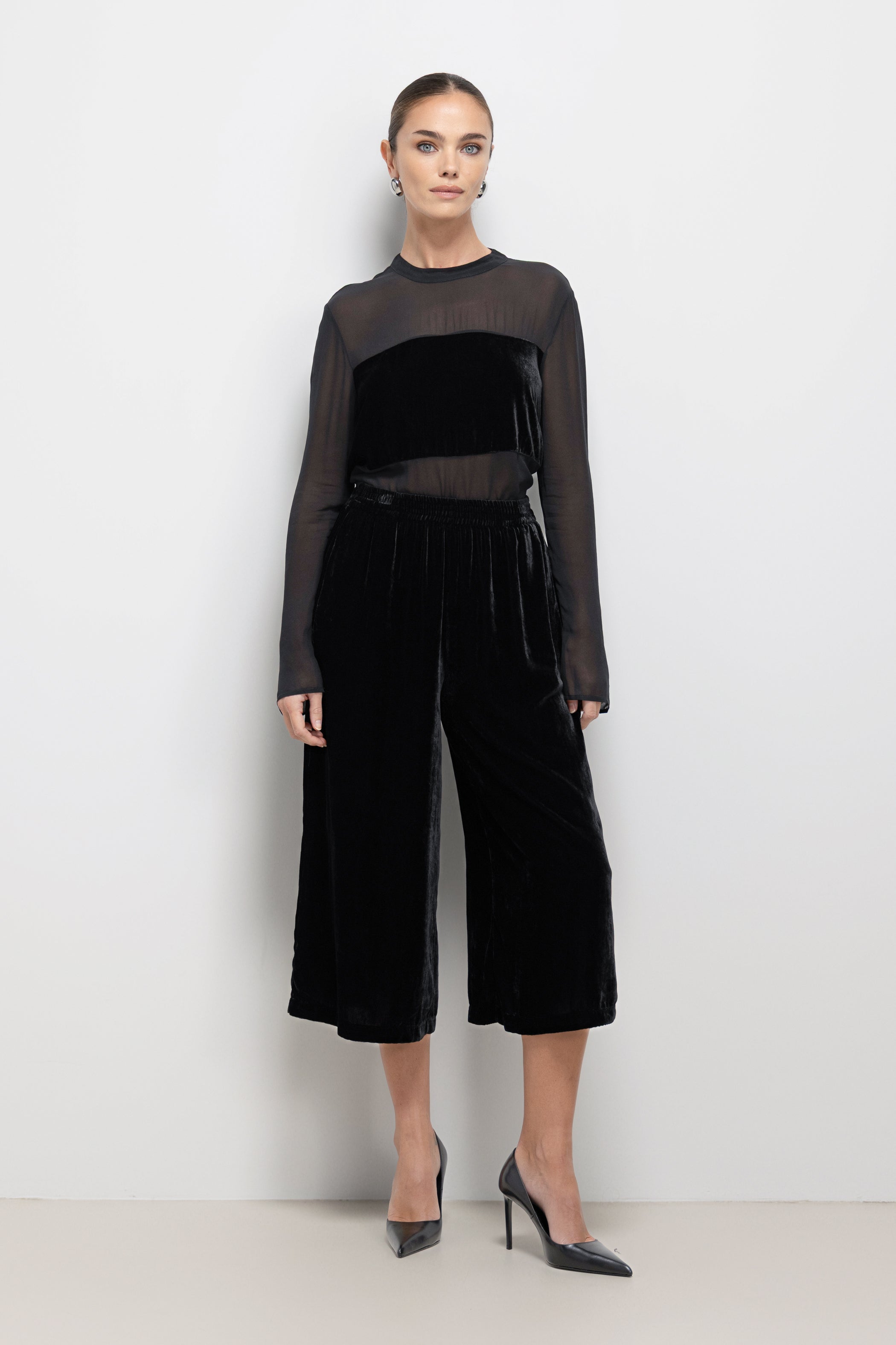 Piper Velvet Elastic Waist Shorts | Black